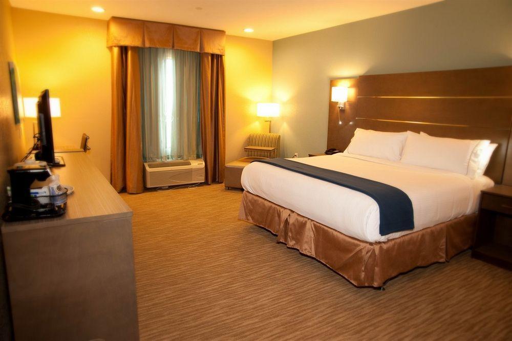 Holiday Inn Express And Suites Schulenburg By Ihg Buitenkant foto